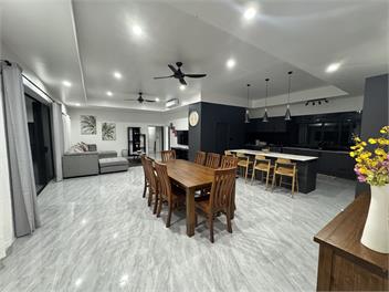 Runway Retreat by the Mountains - Nikao
