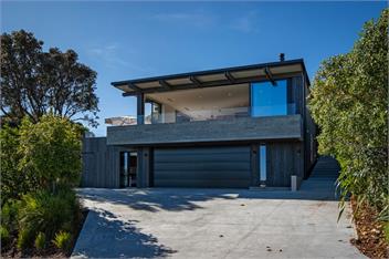 Black House Red Roof (Bachcare) - 