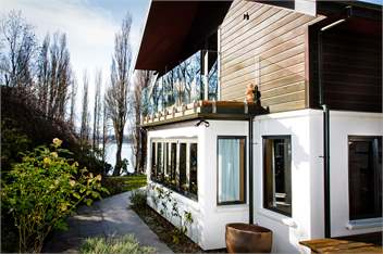 Wanaka Tree & Lake House - BEST Lake Front Location - Wanaka
