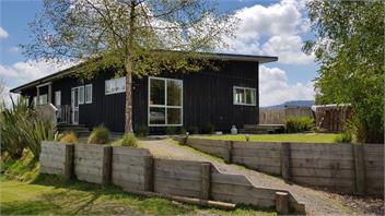 Stunning Views, Warm, Central & Quiet Little Hill - Ohakune