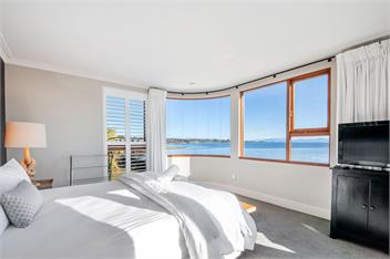 Lake Front Luxury  - Taupo