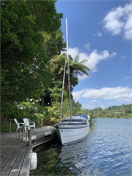 Couples Getaway-Lake Edge with private jetty- Okere Falls -