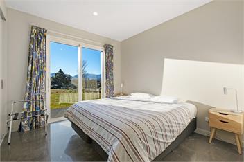 Spacious new holiday home, warm with lovely views - Wanaka