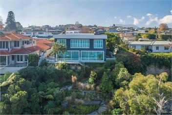 Linger Lakeside - Luxury Home above the Lake - Taupo