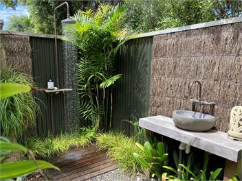 Matarangi Beach Retreat - 5 bdrms, walk to beach, outdoor bath & shower! - Matarangi