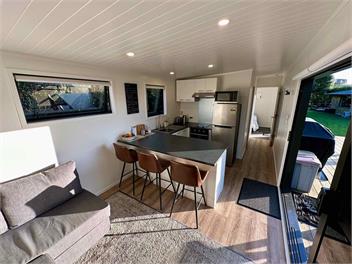 Modern One Bedroom Tiny Home with Full Kitchen - Auckland