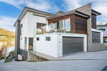 Luxurious Lakefront House with Panoramic Mountain Views - Queenstown