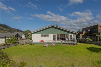 MATARANGI BEACH FRONT - RICHARDSONS - Whitianga