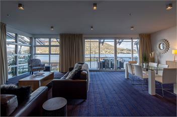 Queenstown Lakefront – 2BR Apt, Balcony & Parking - Queenstown