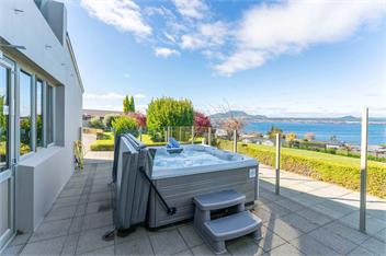 Omaio - TAUPO - Indoor Heated Pool, Spa Pool, Cinema Room, Lake Views - Taupo