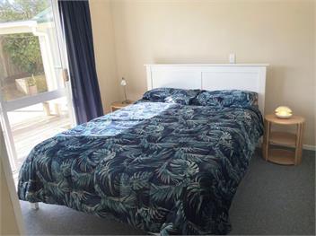 Waitarere Beach Bach. Pet friendly -