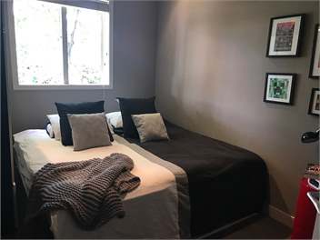Entertainers delight close to beach - Auckland
