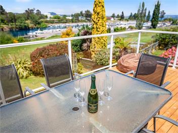 Central Riverside Retreat (Bachcare) - Taupo Central