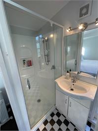 Large Family Pad with Pool! - Auckland