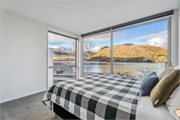 Luxurious Lakefront House with Panoramic Mountain Views - Queenstown