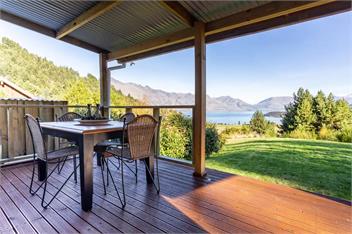 Private Cottage with Hot Tub & Amazing Lake Views - Queenstown