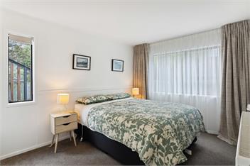 Lake and Mountain Views (Bachcare) - Queenstown
