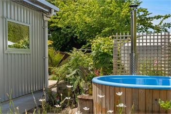 The Grass is Greener Getaway - Private Hot Tub - Whangamata