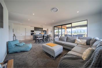 Breaksea Basecamp (Bachcare) - Te Anau