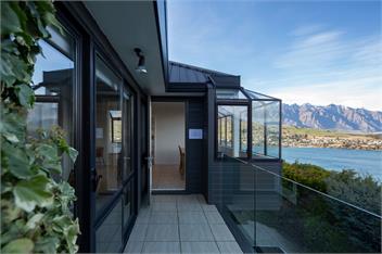QT Paradise: Panoramic Views & Elegant Comfort - Queenstown