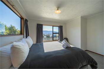Four Peaks Matai Escape (Bachcare) - Te Anau