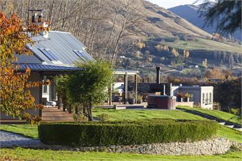 Dalefield Hideaway | Hot Tub & Mountain Views - 