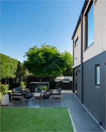 Urban Art House - Modern City Retreat with Spa Pool -