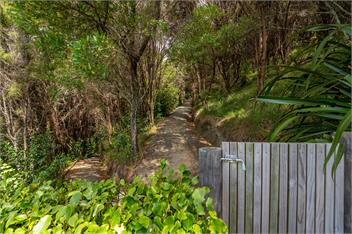 MODERN HILL TOP HOUSE | Amazing Views & Space | Sleeps 10 -