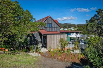 Black House Red Roof (Bachcare) - 