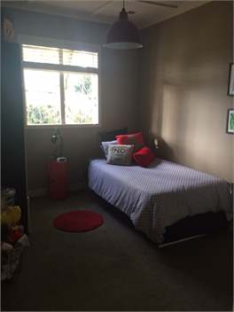 Entertainers delight close to beach - Auckland