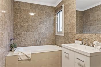 Large Home with Privacy and Views, Sleeps 12 - Melbourne