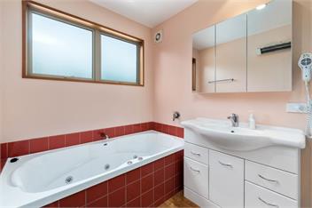 Retro Ski Lodge (Bachcare) - Wanaka