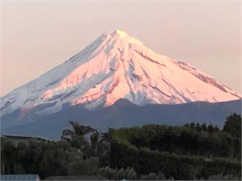 Super-sized family home, peaceful environment with stunning mountain views - New Plymouth