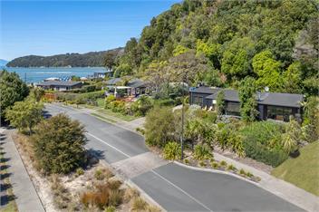 Bach 7 by the Sea - Marahau Holiday Home - Tasman