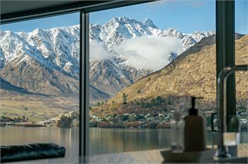 Luxurious Lakefront House with Panoramic Mountain Views - Queenstown