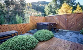 Private Cottage with Hot Tub & Amazing Lake Views - Queenstown