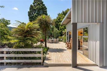 The Grass is Greener Getaway - Private Hot Tub - Whangamata