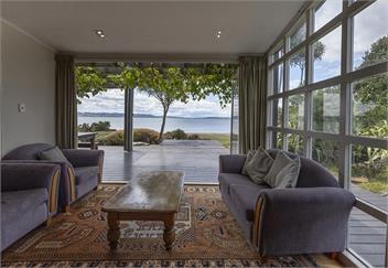 Lounge to Lake - Water's Edge, Lake Rotorua - Rotorua