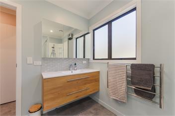 Kaiteriteri Beach House - Renovated & Steps from the Beach - Tasman