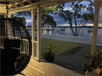 Paradise on The Strand. Waterfront Holiday Home - Bay of Islands
