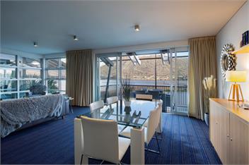 Queenstown Lakefront – 2BR Apt, Balcony & Parking - Queenstown