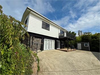 Comfy Raglan Base — Walk to Beach & Village - Roberts St - Family home (Upstairs) - Raglan