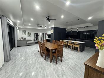 Runway Retreat by the Mountains - Nikao
