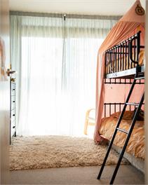 Urban Art House - Modern City Retreat with Spa Pool -