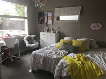 Entertainers delight close to beach - Auckland
