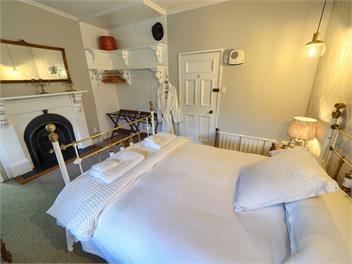 Historic Winter Ski Cottage/Summer River Cottage. - Queenstown