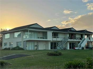 Whanga beach front (Surfside Six) - Whangamata