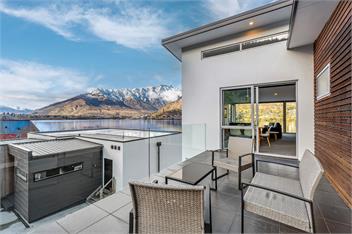 Luxurious Lakefront House with Panoramic Mountain Views - Queenstown