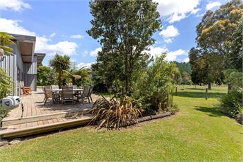 The Grass is Greener Getaway - Private Hot Tub - Whangamata