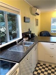 Waitarere Beach Bach. Pet friendly -